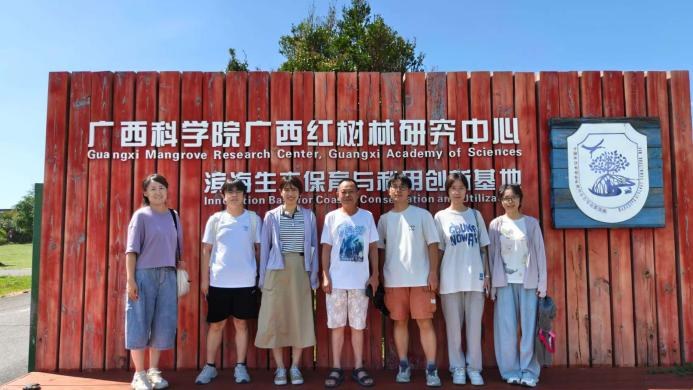 课题组开展中国沿海红树林保护修复与种养耦合野外调研