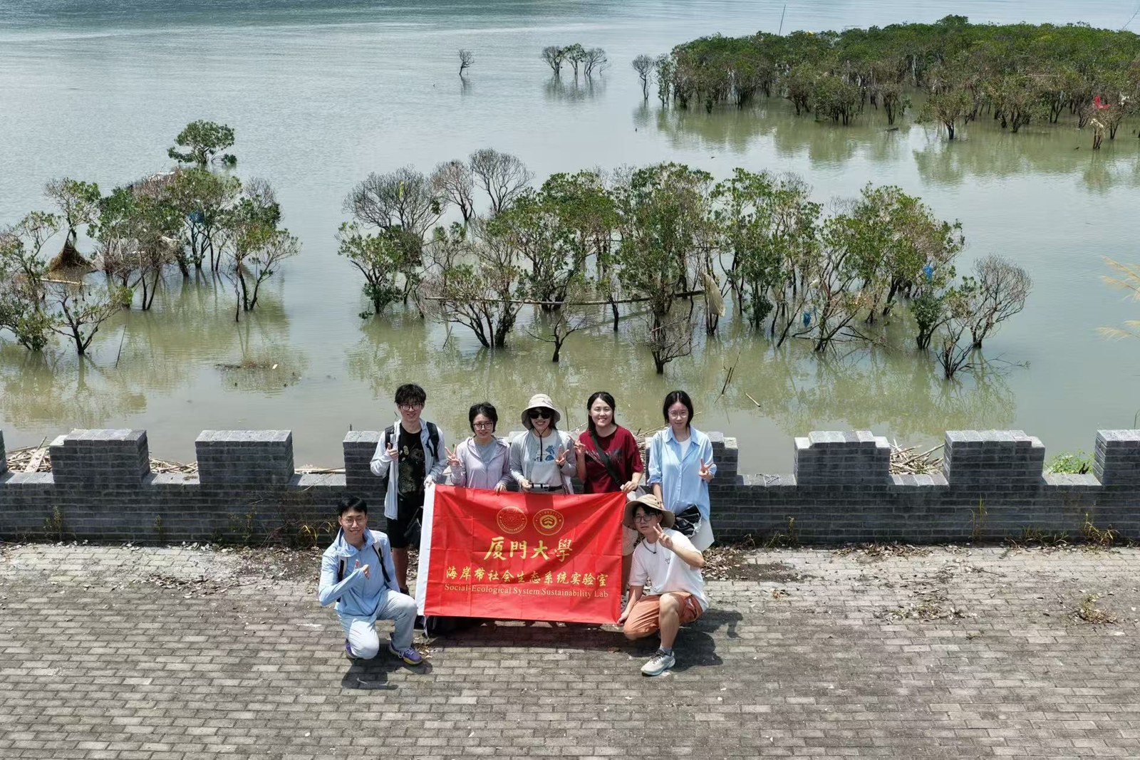 课题组开展中国沿海红树林保护修复与种养耦合野外调研