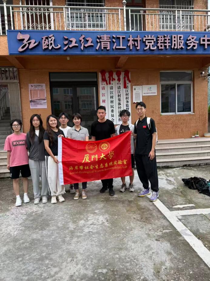 课题组开展中国沿海红树林保护修复与种养耦合野外调研