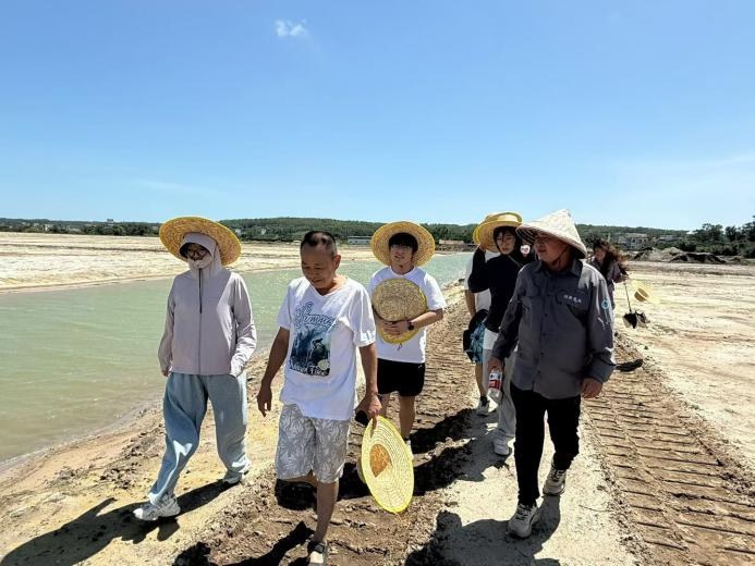 课题组开展中国沿海红树林保护修复与种养耦合野外调研