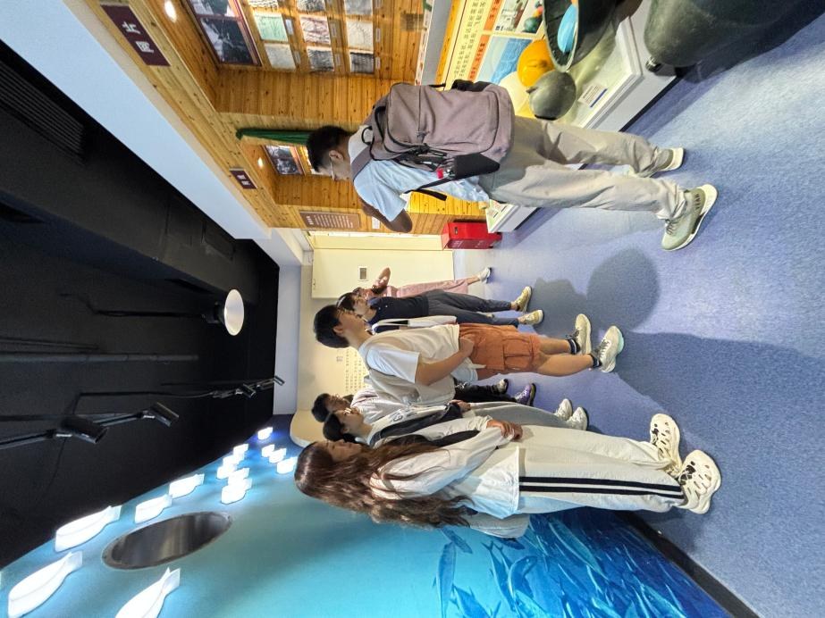 课题组开展中国沿海红树林保护修复与种养耦合野外调研