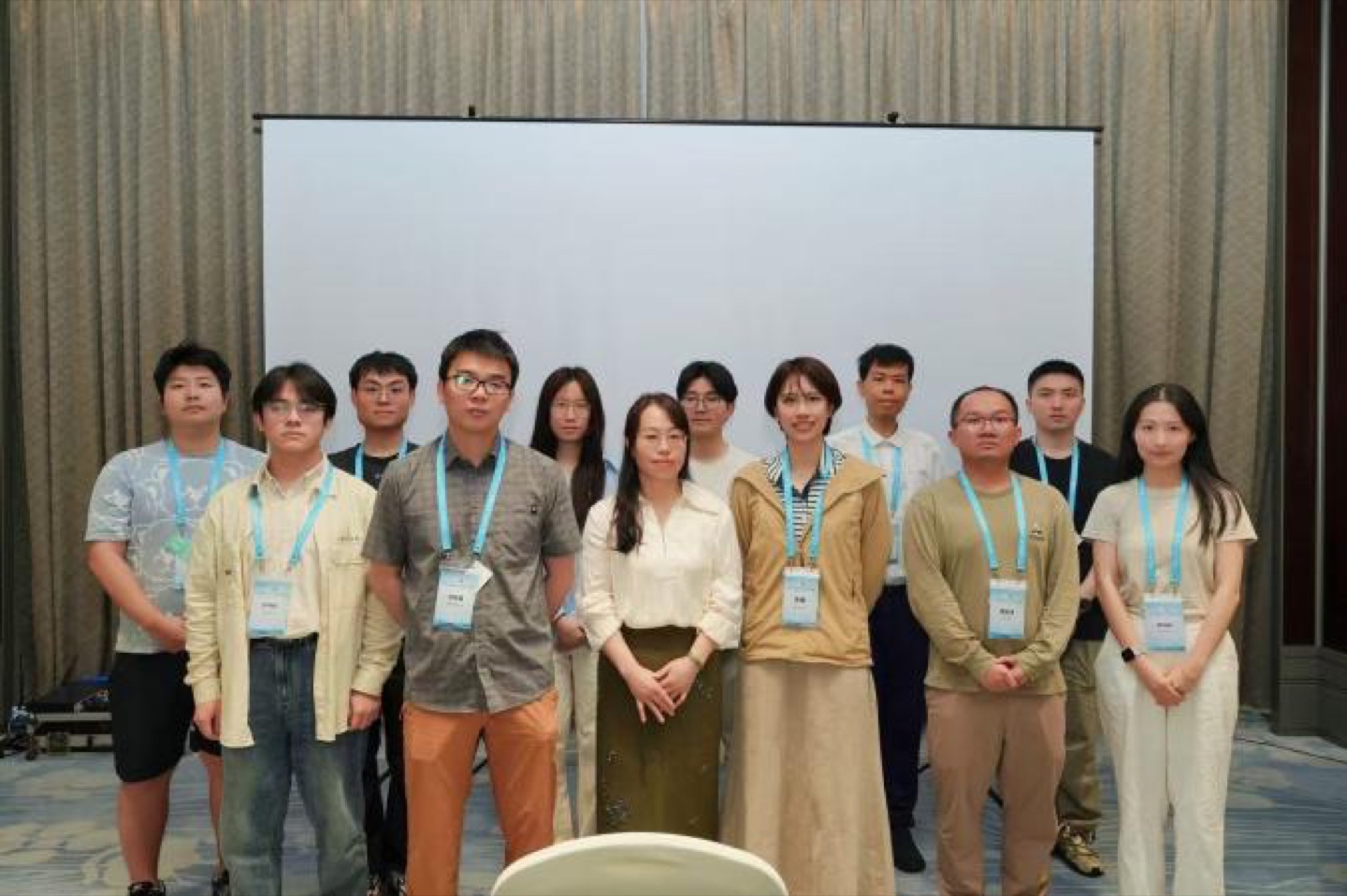 会议室内的参会者合影